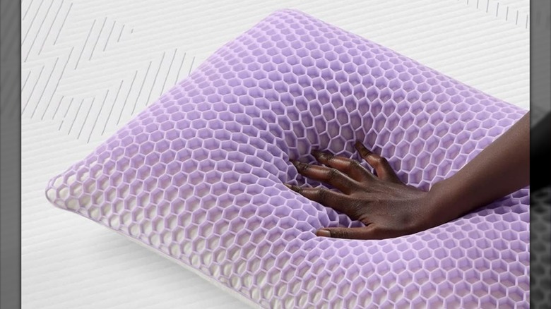 Hand feeling Purple Harmony pillow