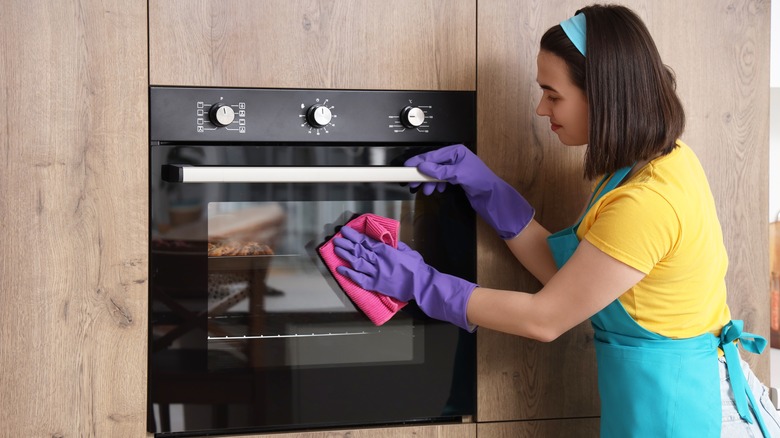 Cleaning an oven window