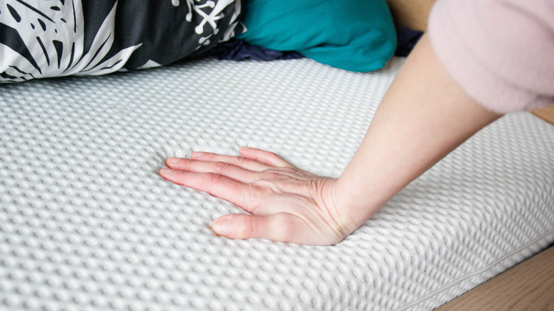 Hand testing mattress