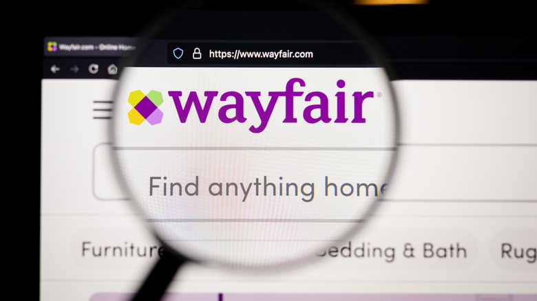 Magnifying glass over Wayfair