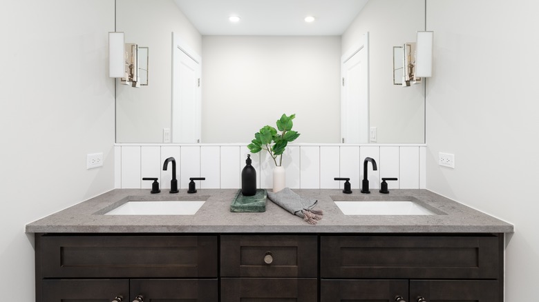 Quartz bathroom countertop