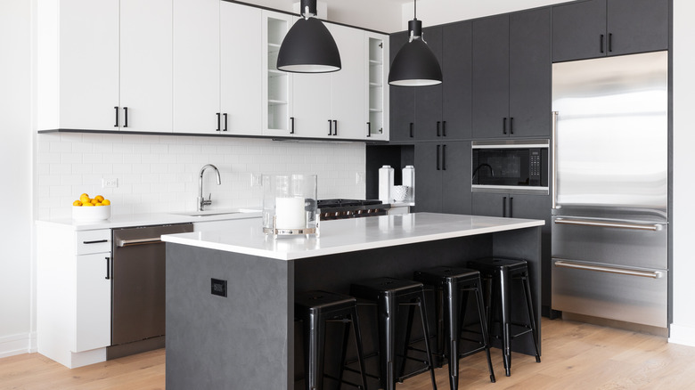 A kitchen with standard black and white cabinetry