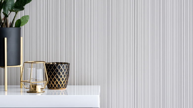 walls with stripes by table