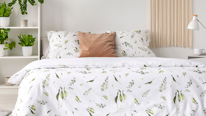 white floral bed sheets 