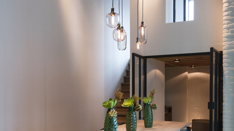 Clustered exposed-bulb pendant lights