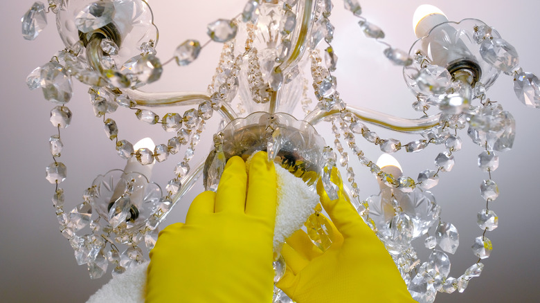 Wiping chandelier