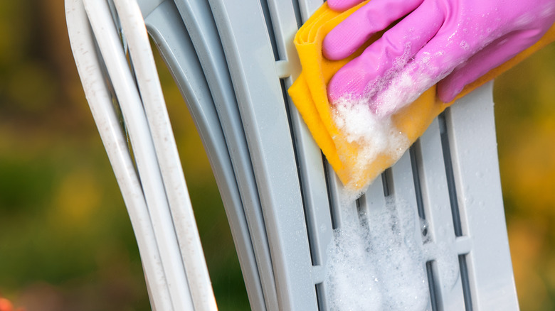 cleaning plastic furniture with toothpaste