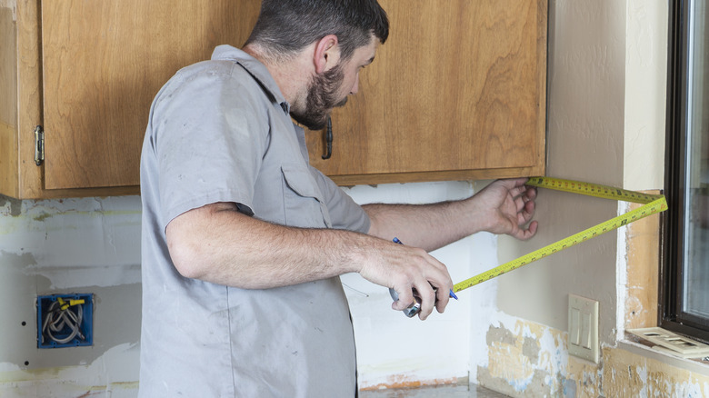 builder measuring backsplash area