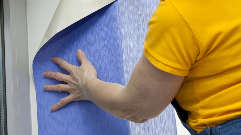 putting up blue wallpaper