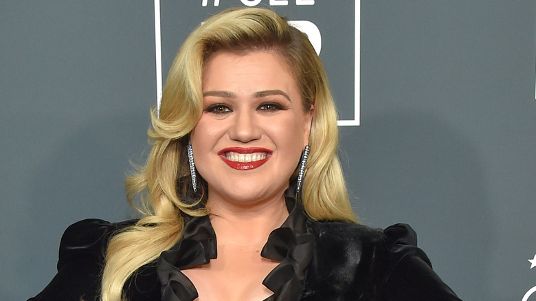 Kelly Clarkson smiling red carpet