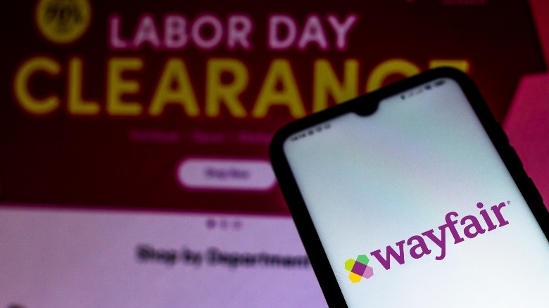 The Wayfair website magnified