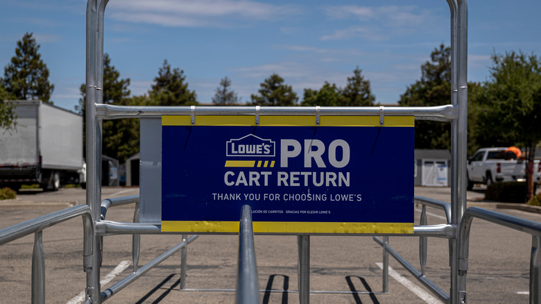 Lowe's pro sign in parking lot