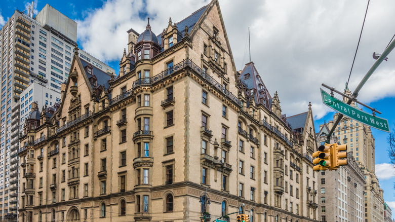 Corner view of the Dakota building 