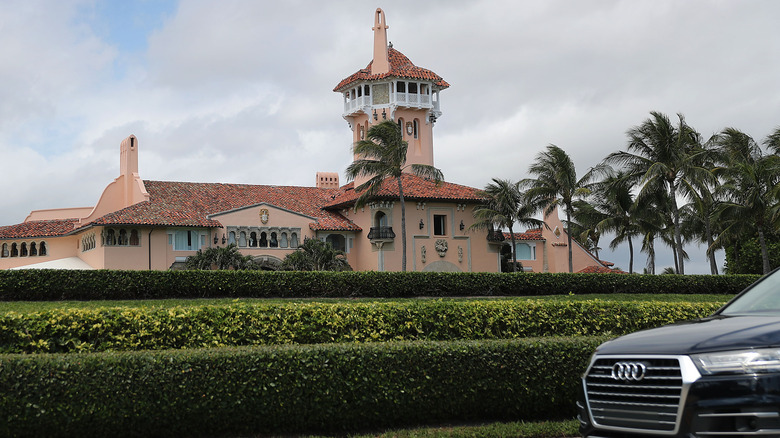 A car parked in front of the Mar-a-Lago Resort 