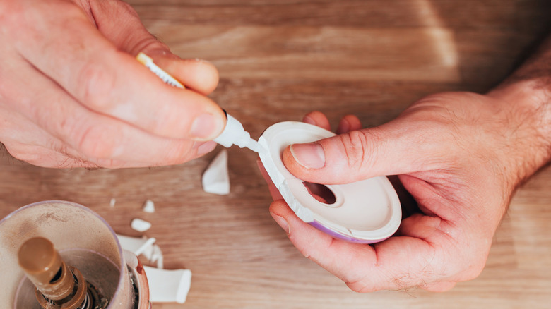 Repairing broken ceramics with strong glue