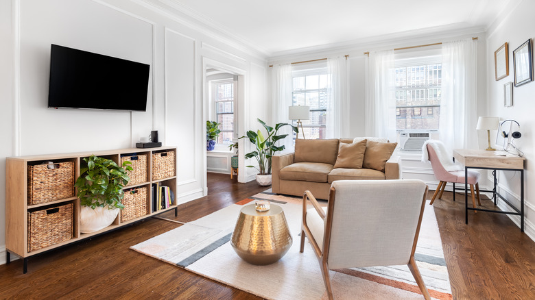 living room with area rug/hardwood floor