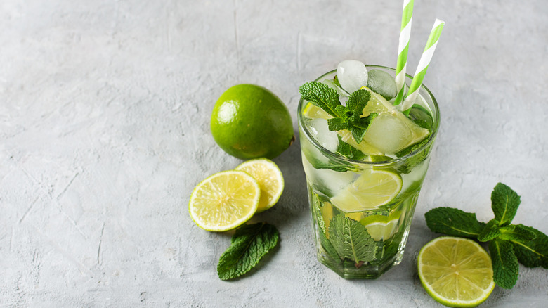 mojito drink with lime slices