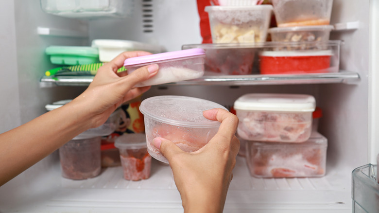 place plastic container in fridge