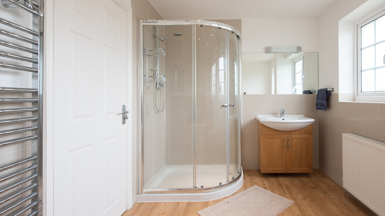 Rounded enclosed corner shower