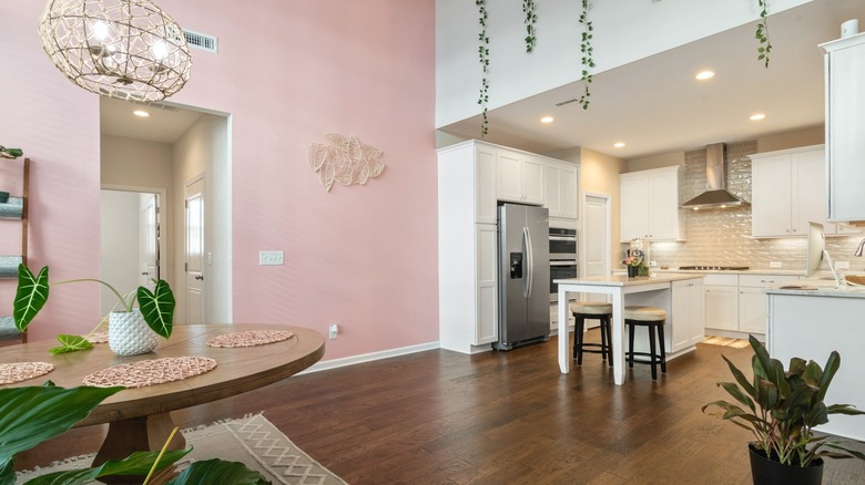 room with pink wall paint