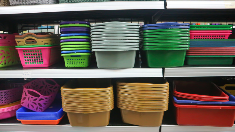 plastic containers in store 