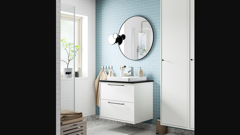 havback vanity in bathroom