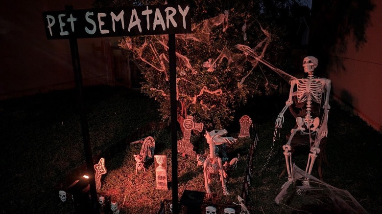 unique pet cemetery Halloween display