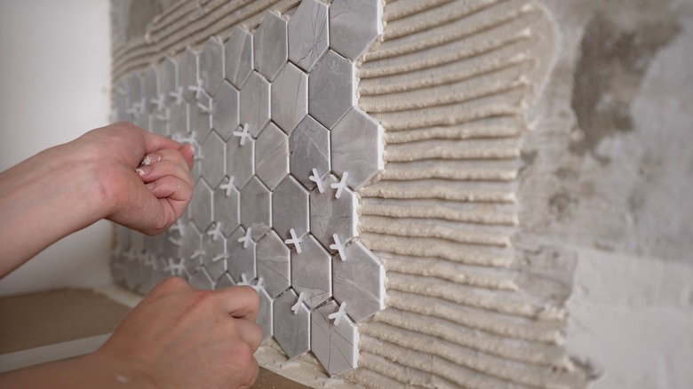 Laying tile backsplash