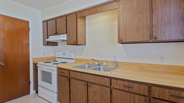 Outdated kitchen with bad lighting