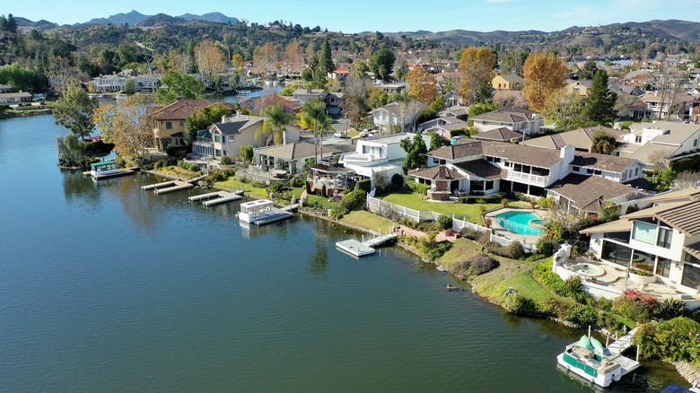 lakeside neighborhood