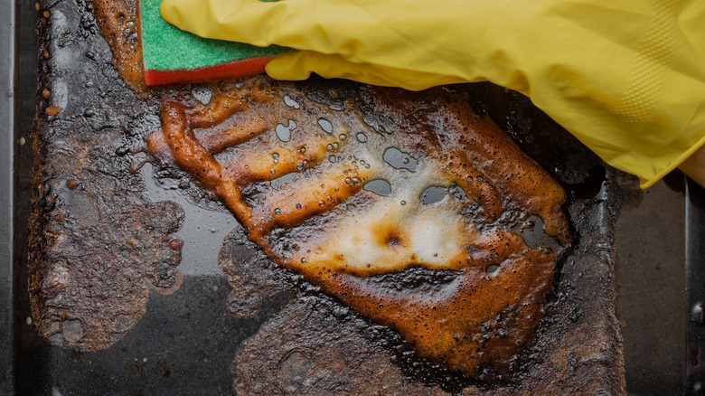 Cleaning dirty bakeware 