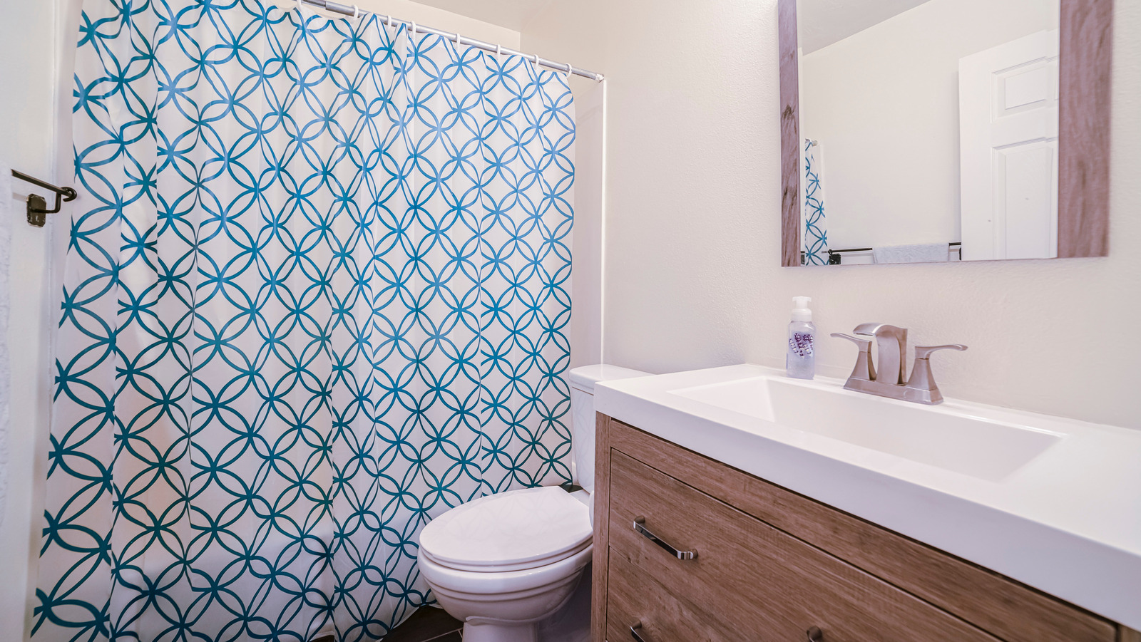 How to Choose the Best Shower Curtain for Your Bathroom