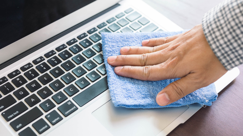 cleaning laptop keyboard