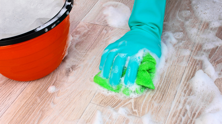 Hand with sponge washing vinyl