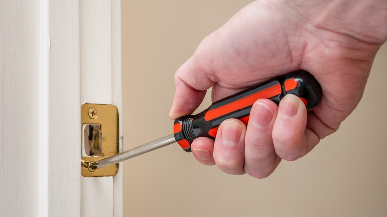 Screwdriver screwing door jamb