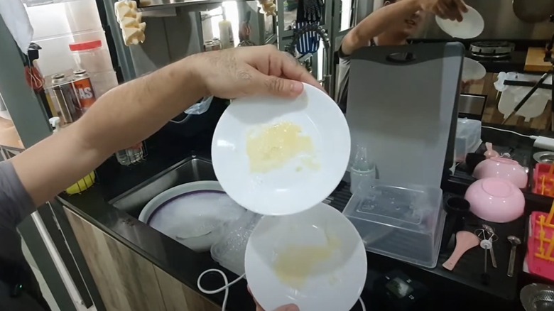 Comparison of two unwashed plates