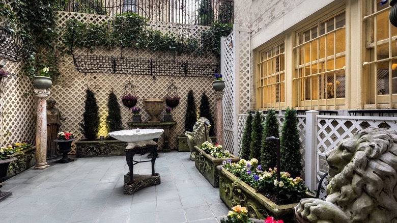 Lattice wall and stone courtyard