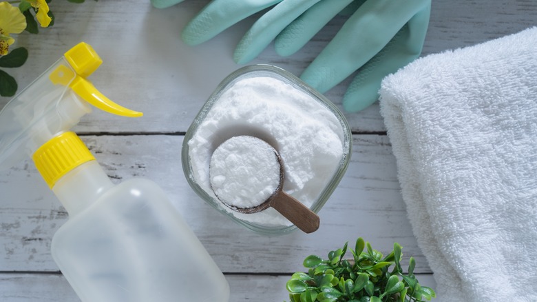 Baking soda jar for cleaning