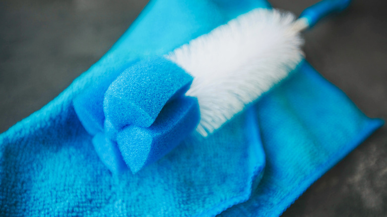 Bottle brush on rag 