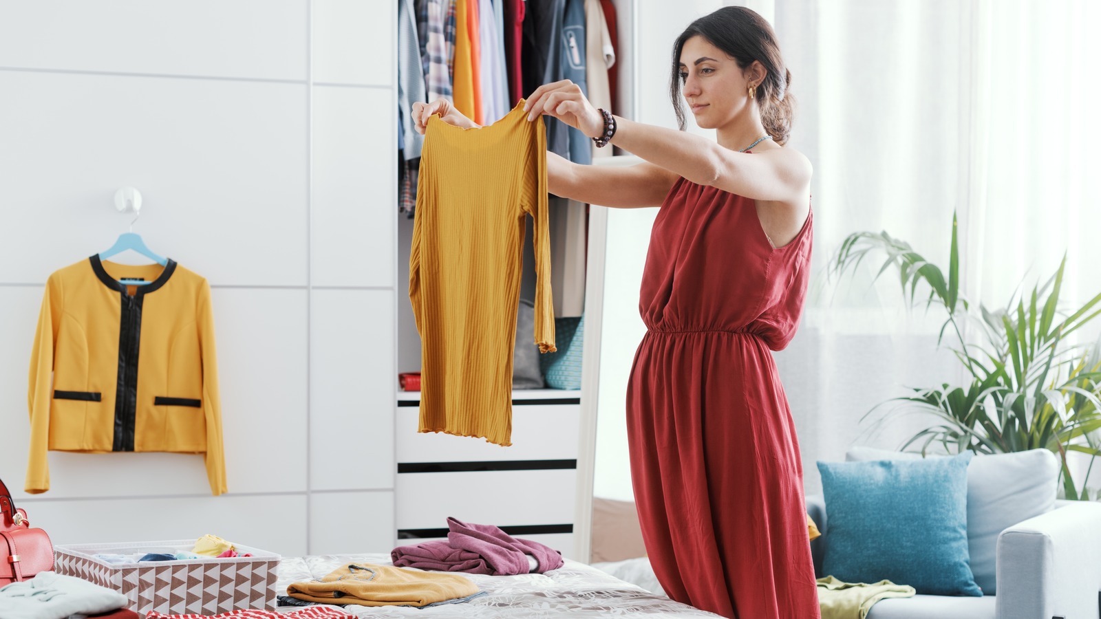 How to declutter a closet? Start with the hangers