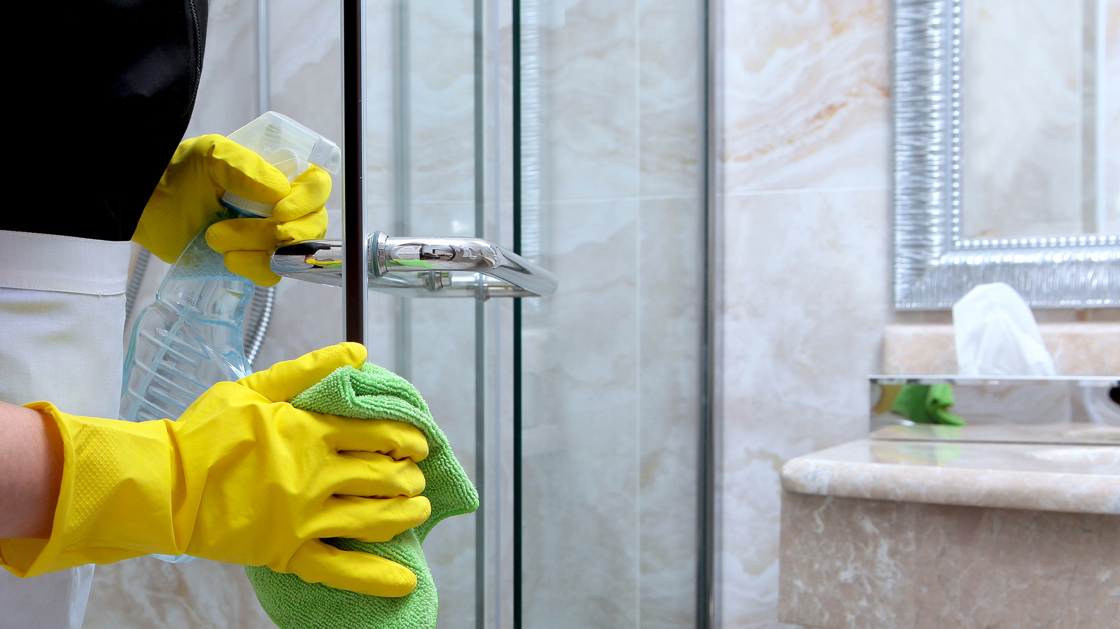 https://www.housedigest.com/img/gallery/this-housekeeper-approved-hack-will-keep-your-shower-spotless/l-intro-1634560033.jpg