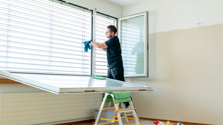 cleaning window blinds 