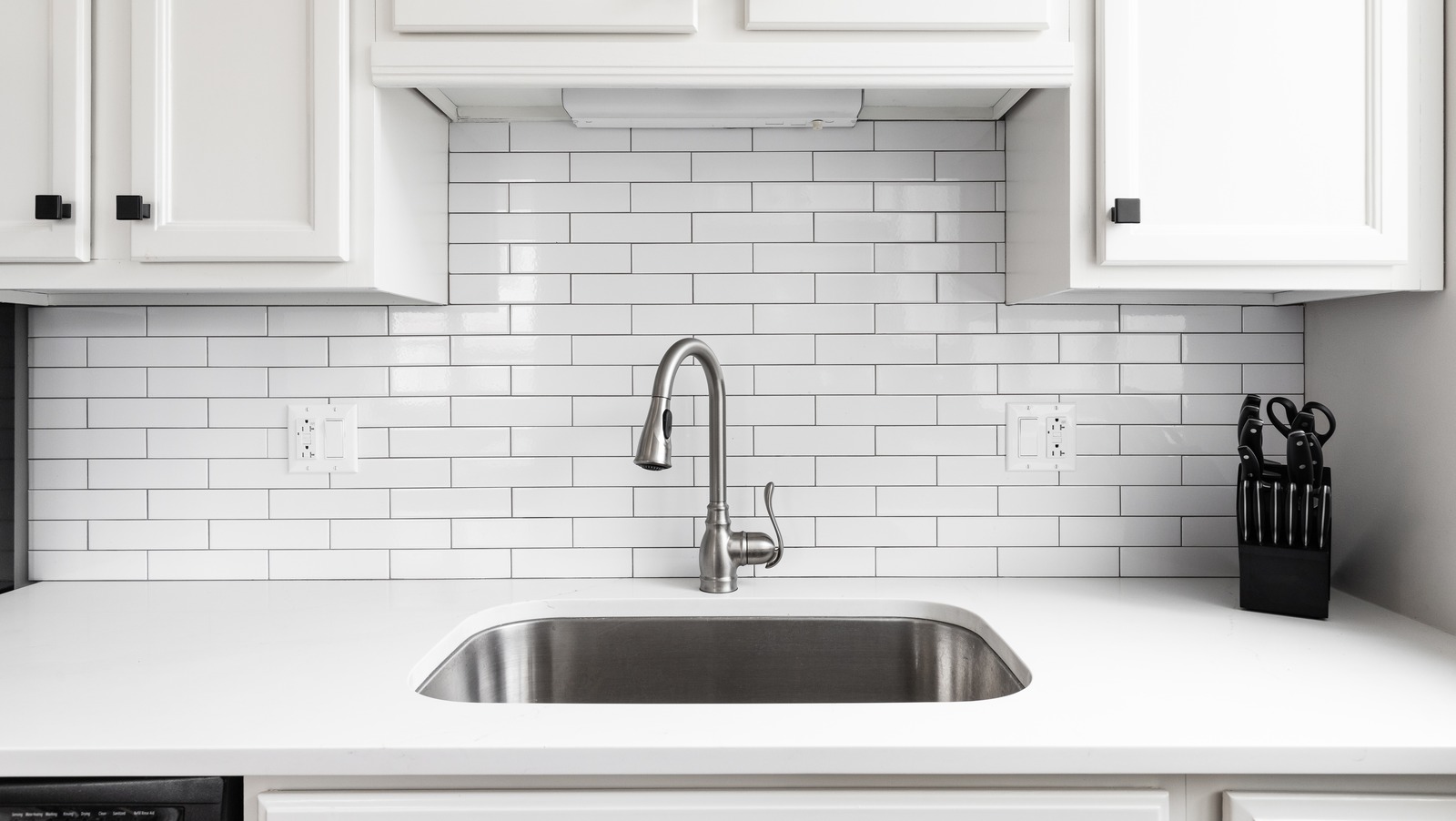 https://www.housedigest.com/img/gallery/this-simple-hack-will-elevate-your-kitchen-backsplash/l-intro-1665259603.jpg