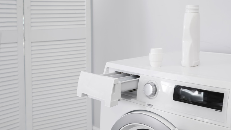 Washing machine with detergent drawer