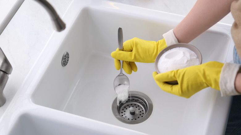 Using baking soda to clean sink