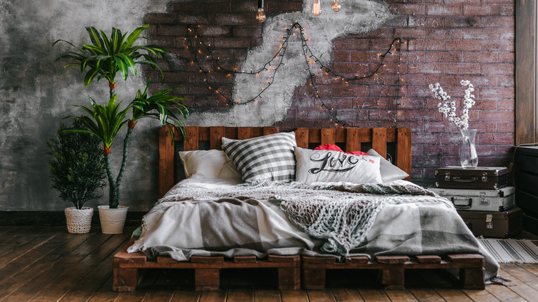 Wood pallet bed