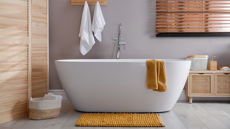 yellow bath mat with tub