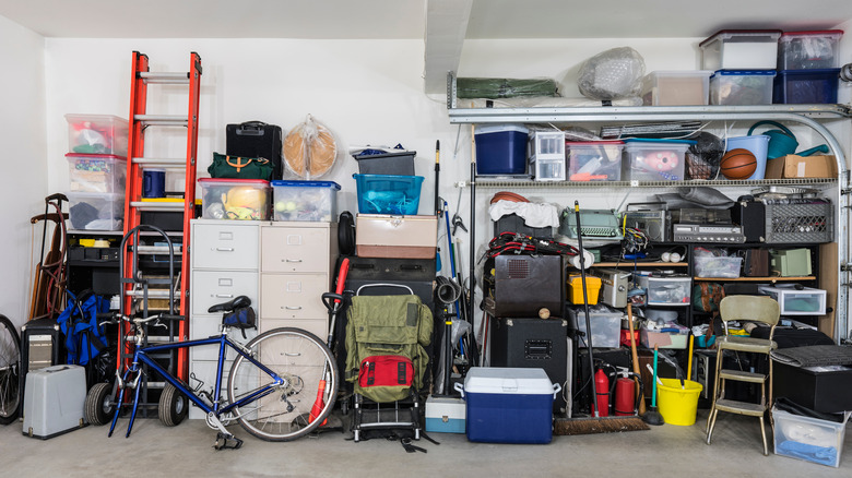 messy garage 