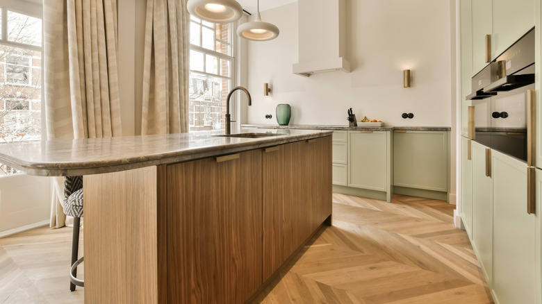 Kitchen with wood-look chevron tiles