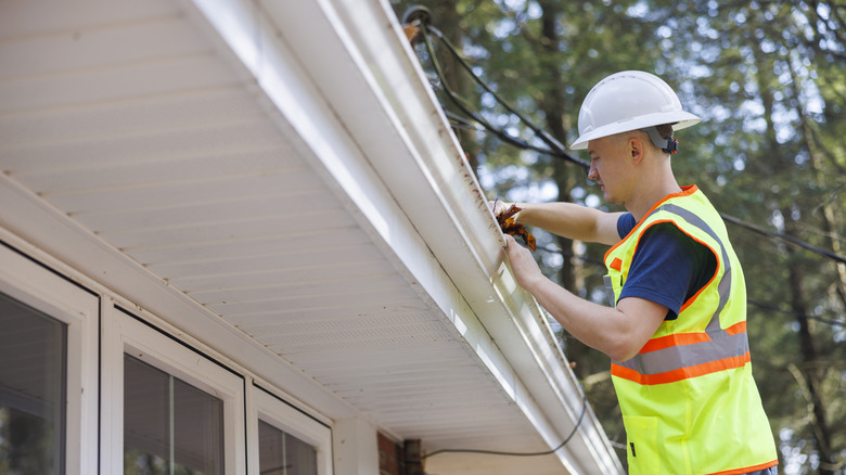 professional cleaning gutters